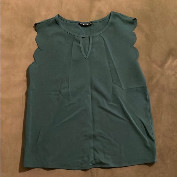 NEW Green Scallop Detail Sleeveless Top - Picture 2 of 7